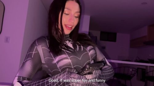 Hermanastra vestida de spidergirl quiere que le deje el coño lleno de semen