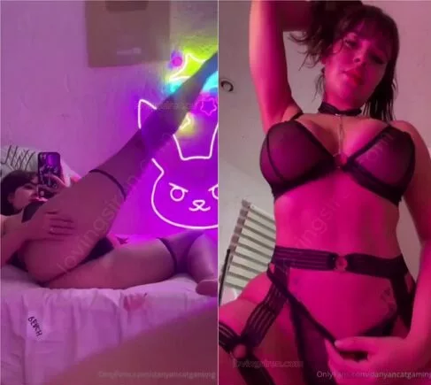 Danyancat – Viste sexy lencería y se denuda